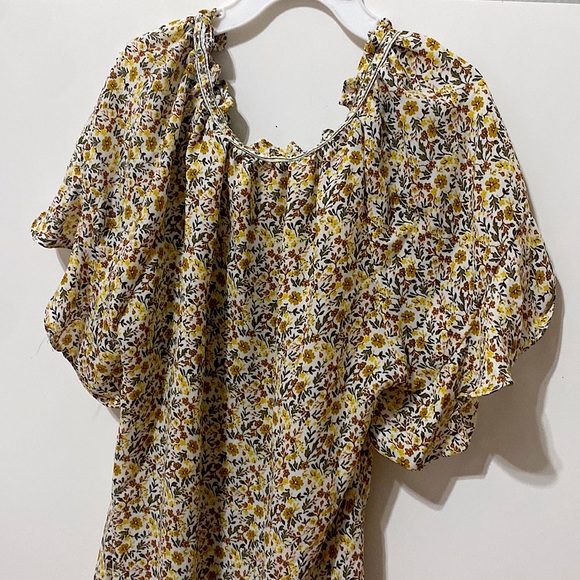 Formal blouse top with low V cut. - Picture 2 of 3